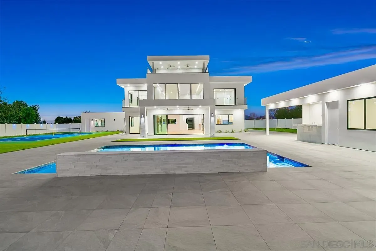 5 bed, 5.5 bath, 5000 sqft, $29,995 — Photo 3