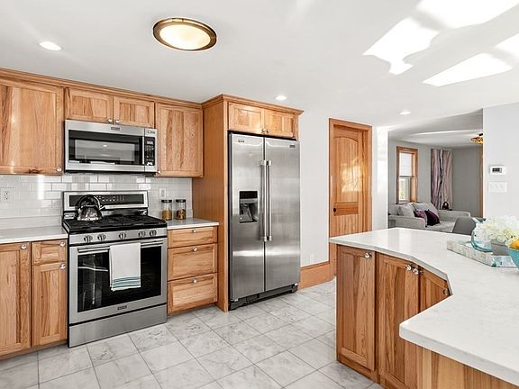 5th image of 394 Nahatan St