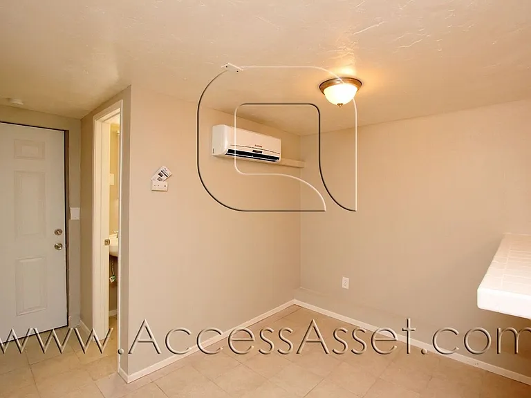 N Chestnut 242 — Photo 7