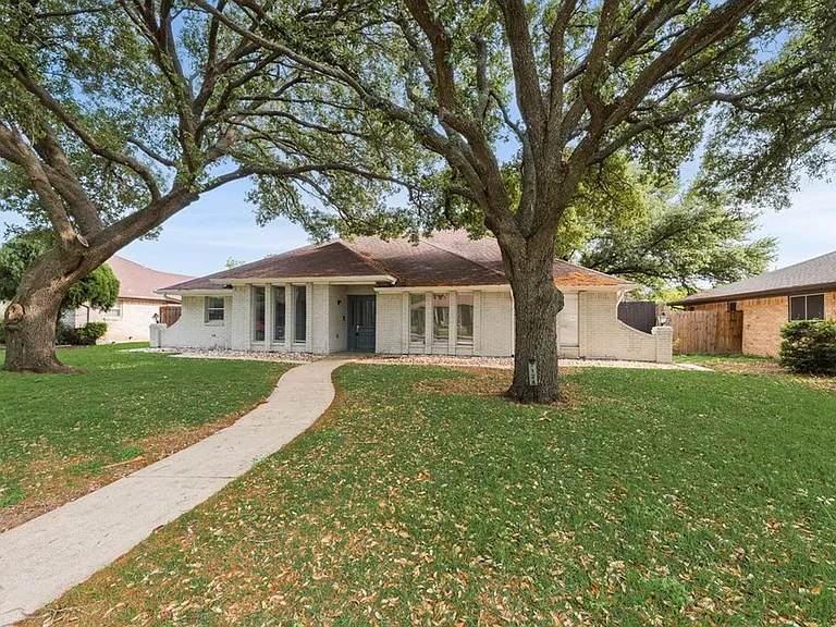 7124 Teresita Trl — Photo 3