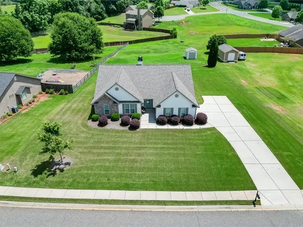 818 Bradmore Ct, Hoschton, GA 30548