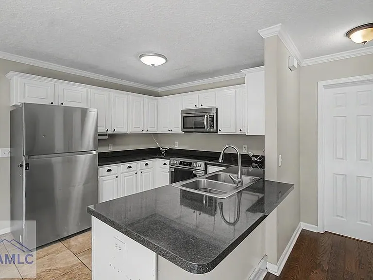 401 E Banks St — Photo 6