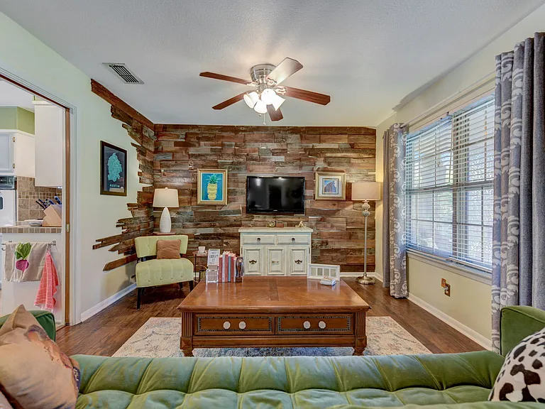 210 Live Oak Dr — Photo 3