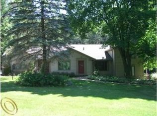 301 Erin Castle Dr, Rochester Hills, MI 48306