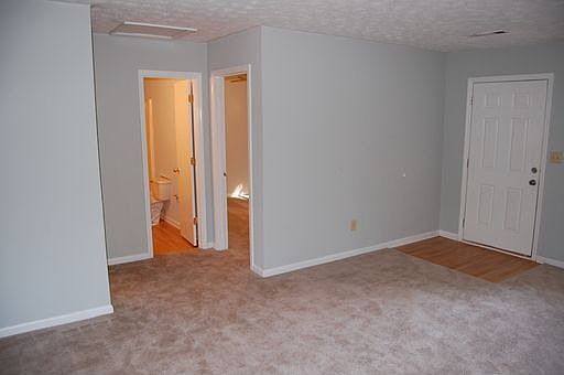 4th image of 130 Hopkins Ct