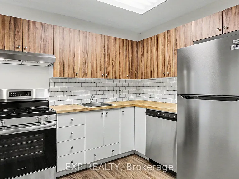 875 Laurier St #12 — Photo 12