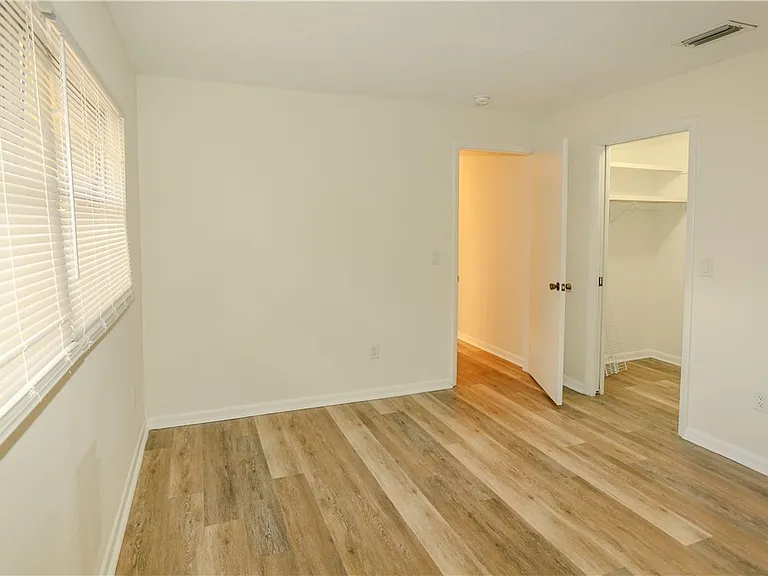 5654 Eichen Cir W — Photo 21