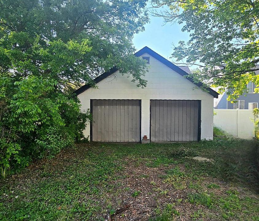 2nd image of 220 Meadow Rd