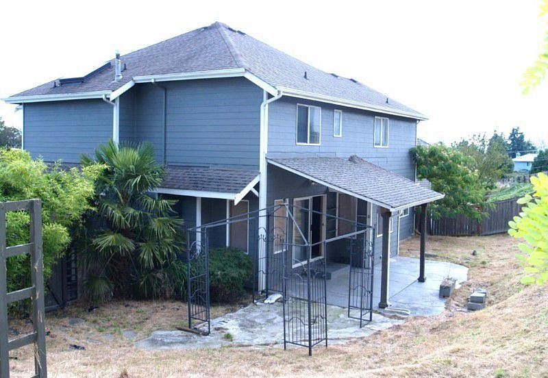 Nice private back yard with covered patio and gas line for a BBQ or hot tub. Back yard is fenced in.