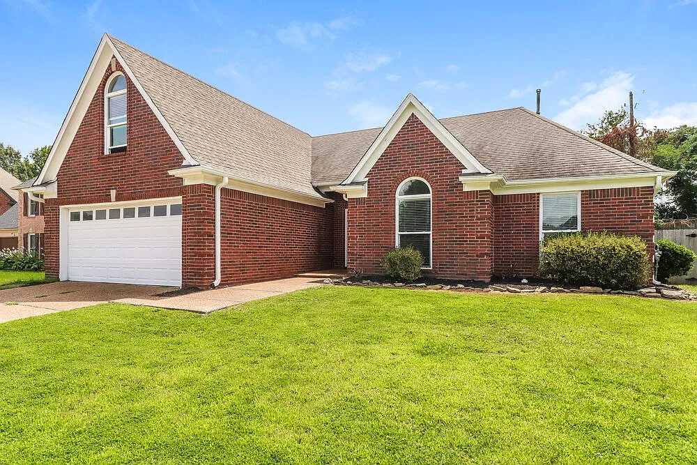 4 bed, 2.0 bath, 2092 sqft, $2,015 — Photo 4