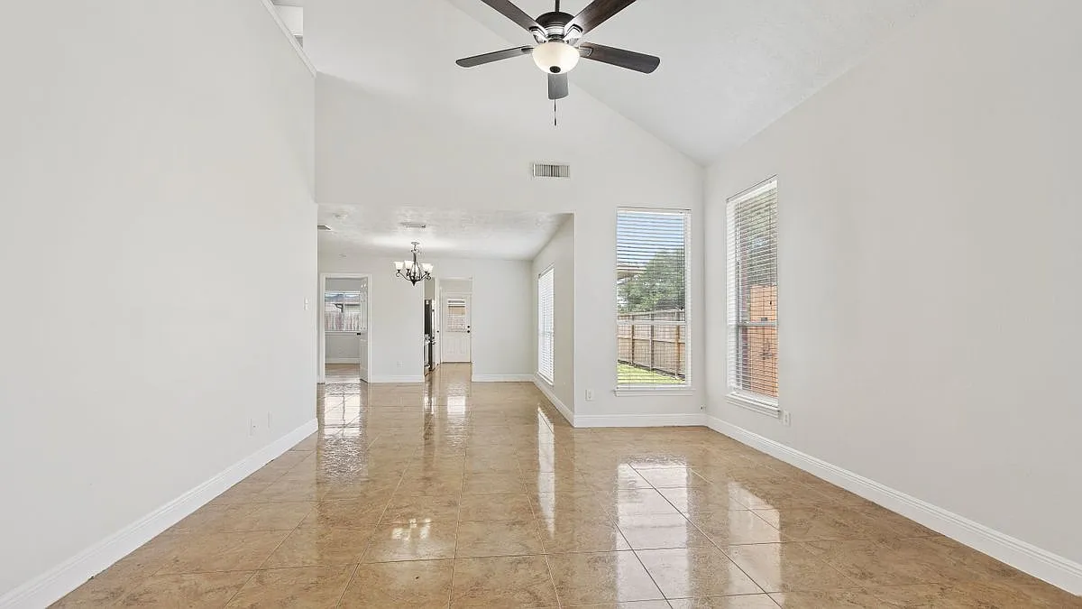 3 bed, 2.5 bath, 2260 sqft, $2,100 — Photo 2