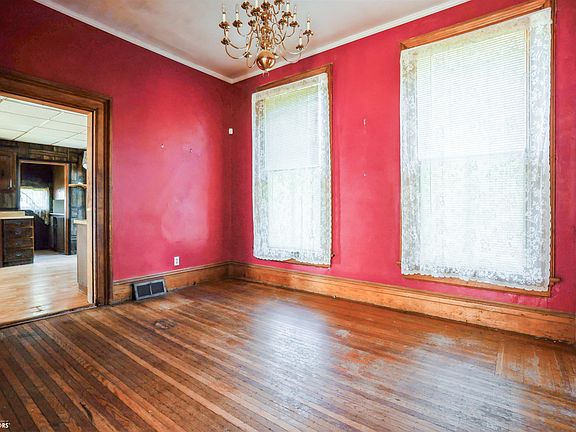 3rd image of 901 Summer St