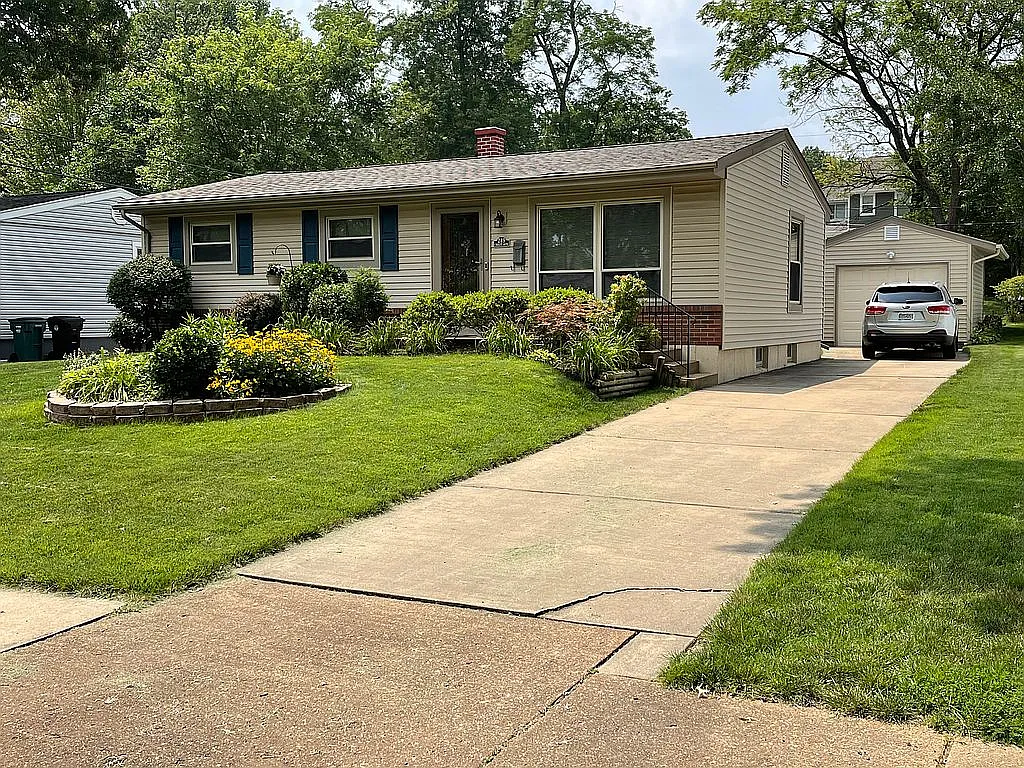 249 Crest Ave photo 1