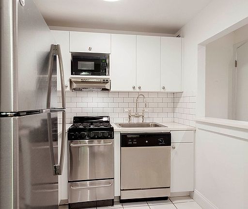 3rd image of 10 E 13th St APT Lf
