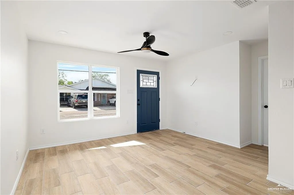 3 bed, 1.0 bath, 1064 sqft, $1,350 — Photo 2