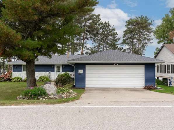 1050 Clubhouse Dr, Lake Isabella, MI 48893