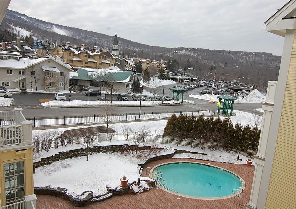 YEAR ROUND HEATED POOL /TUBS