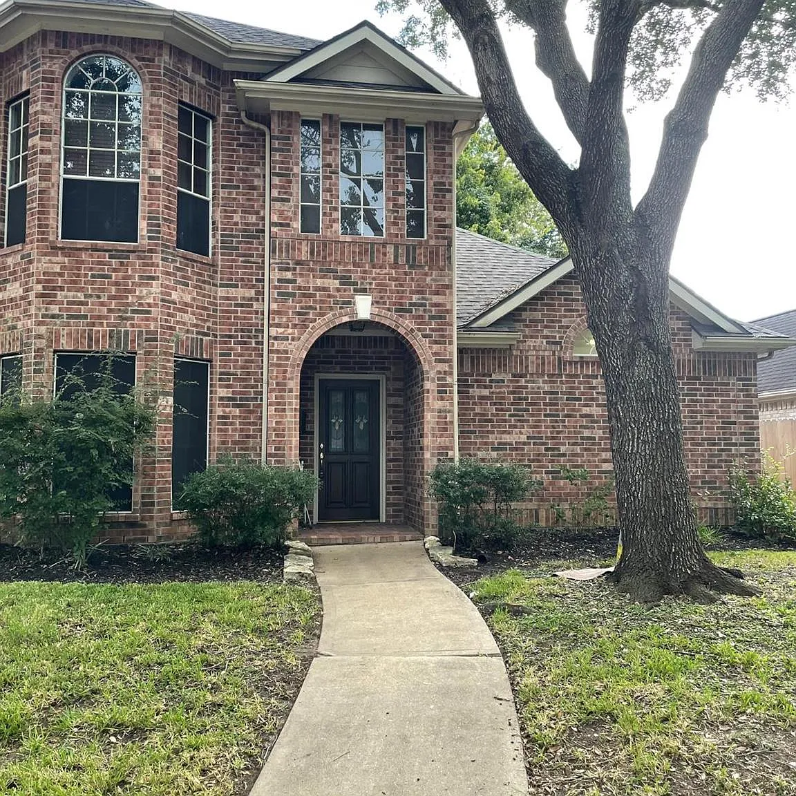 4 bed, 2.5 bath, 2704 sqft, $2,600 — Photo 1