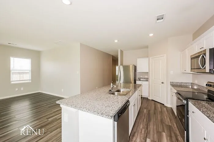 4 bed, 2.0 bath, 1827 sqft, $2,350 — Photo 4
