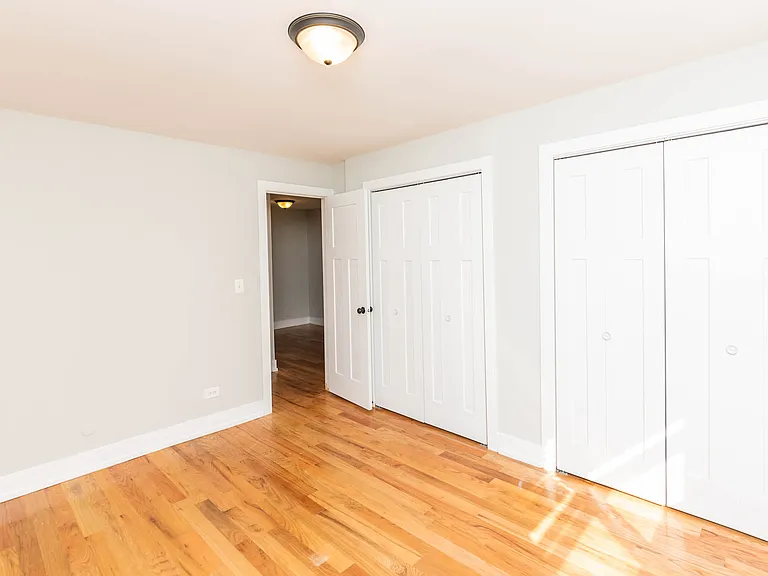 430 W Barry Ave — Photo 2