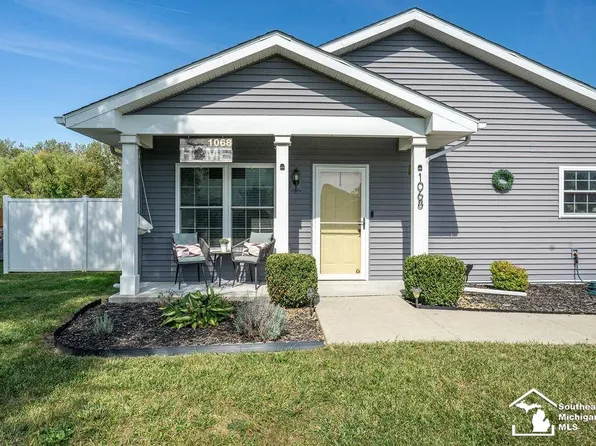 1068 Summer Grove Ln, Monroe, MI 48162