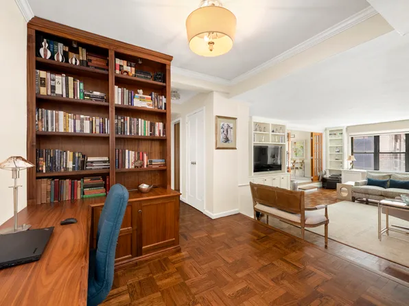 301 East 48th Street image 2 of 8