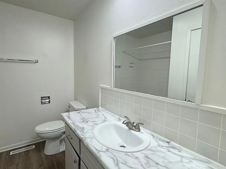 4874 Robin Dr — Photo 9