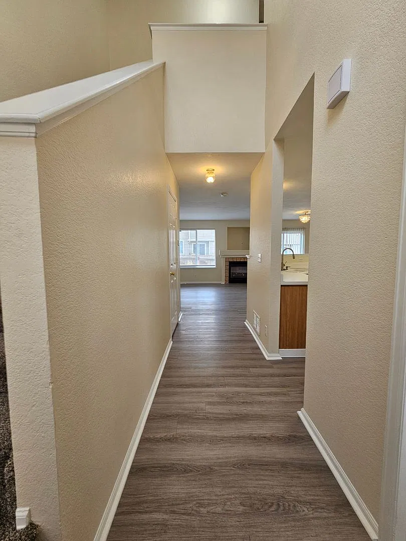 Adorable & Roomy 3 Bed 2 1/2 Bath Townhome Steps From Buckley AFB — Photo 2