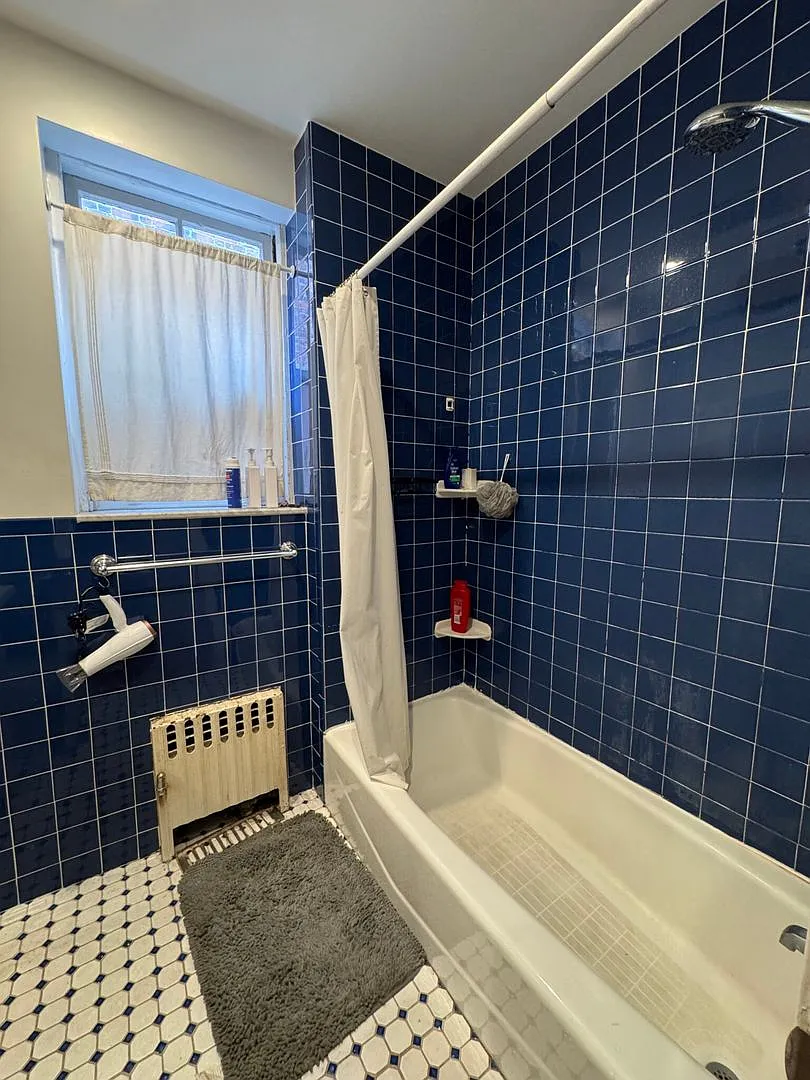Charming 4 Bedroom-No Broker Fee — Photo 3