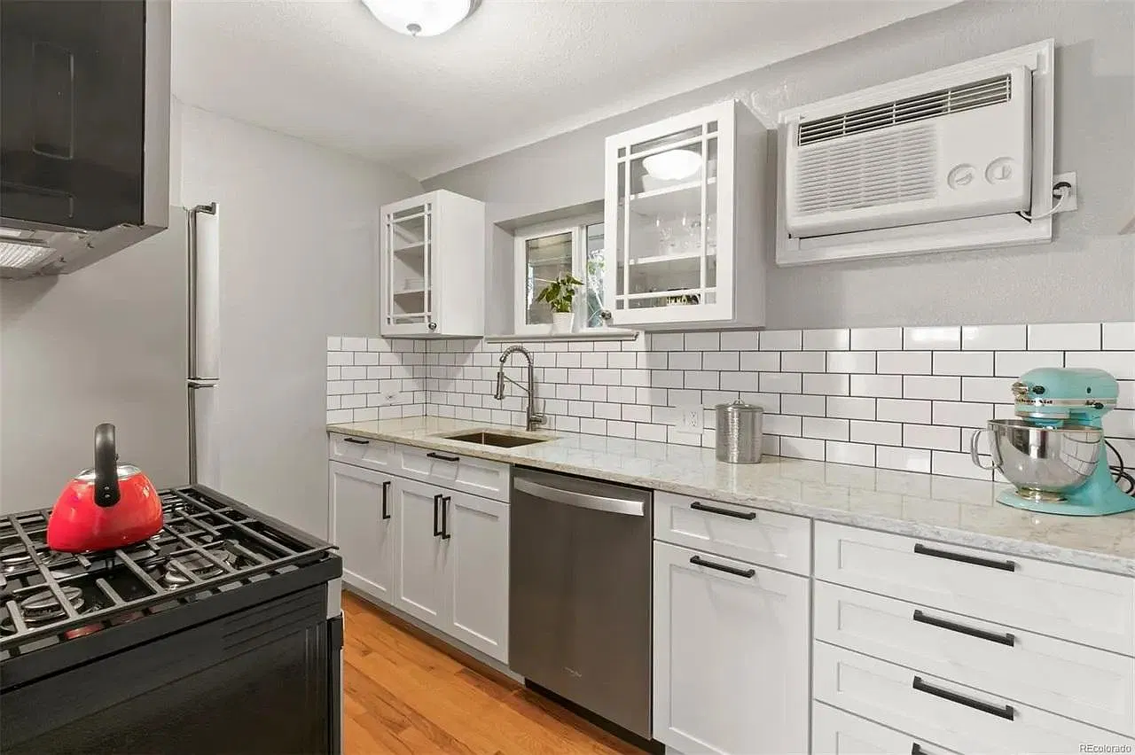 23 N Clarkson St — Photo 4