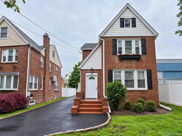 576 Liberty Ave, Williston Park, NY 11596