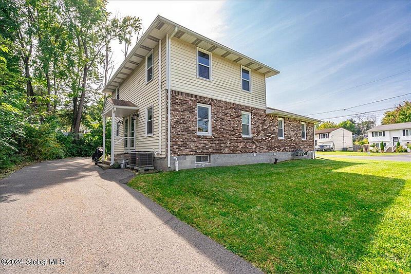 3rd image of 31 Scully Avenue