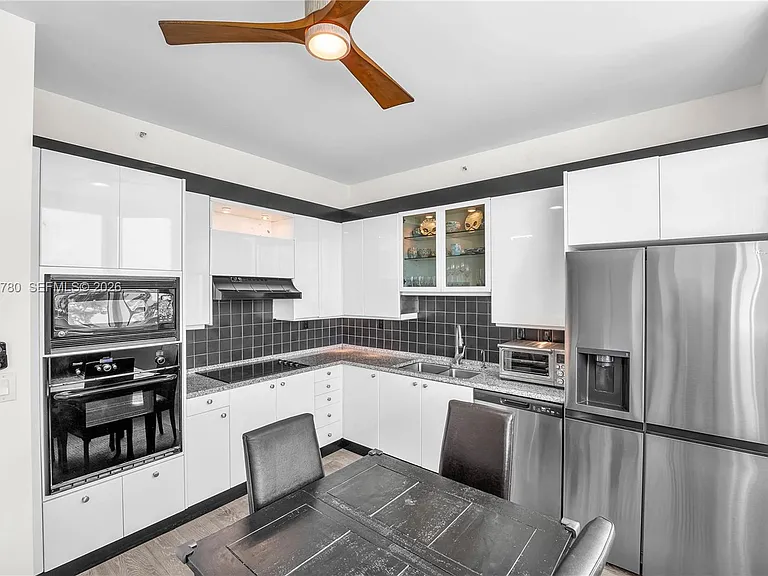 300 S Pointe Dr #809 — Photo 9