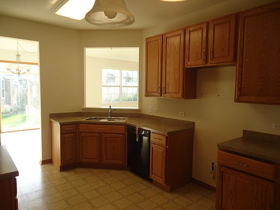 4th image of 34W650 Roosevelt Ave Unit C