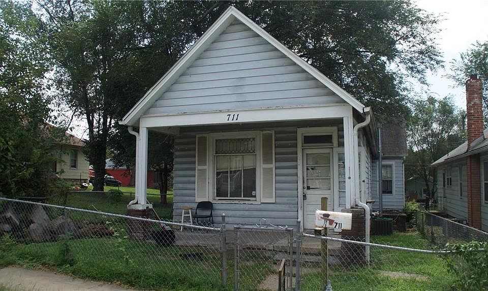 1st image of 711 Dakota St