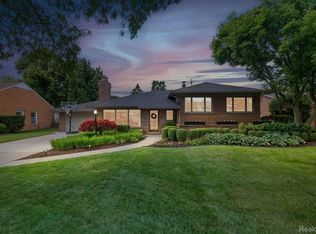 95 Crestwood Dr, Grosse Pointe Woods, MI 48236
