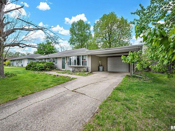 3rd image of 2119 N Wellington Dr
