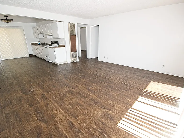 1037 Parkview St — Photo 4
