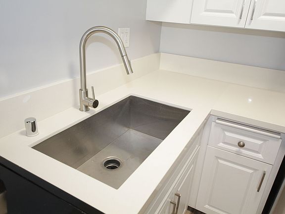 4th image of 1721-1725-1733 Purdue Ave #106