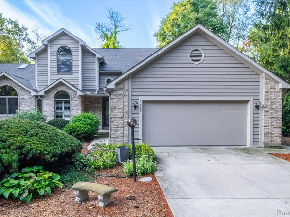 6412 Pinebrook Ln, Burton, MI 48509