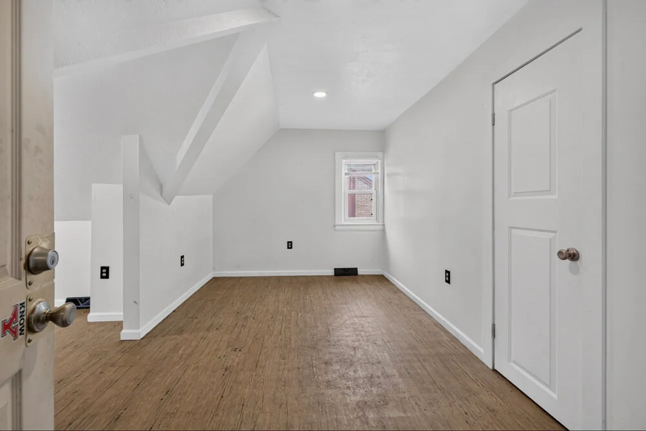9 bed, 3.5 bath, 3000 sqft, $475 — Photo 2