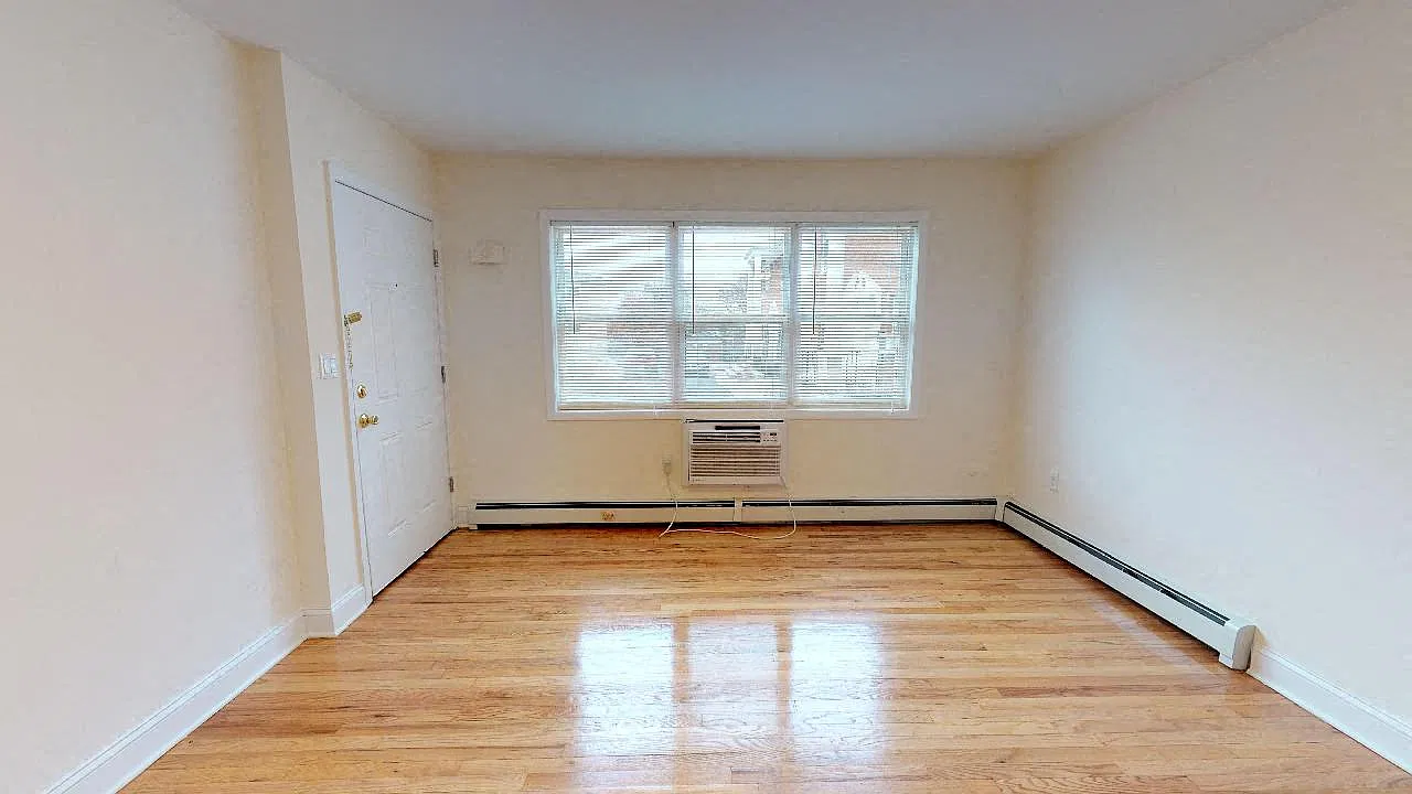 Crestview Gardens Apartments — Photo 4