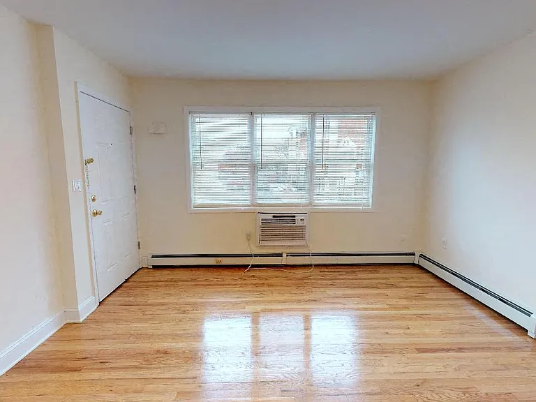 Crestview Gardens Apartments — Photo 4