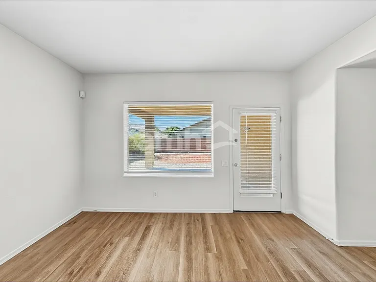 11621 W Lincoln St — Photo 6