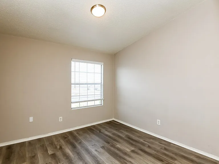 2500 Creekwood Ln — Photo 13
