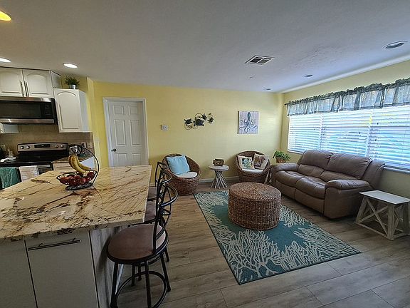 3rd image of 1009 SE 5th St