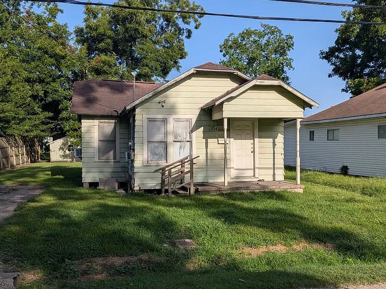 824 Llano St — Photo 1