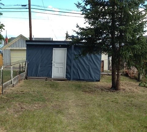 fenced yard/shed