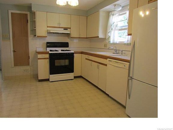 5th image of 833 Saint Lawrence Ave