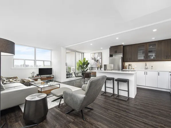 2465 Hurontario St, Mississauga, ON L5A 2G5